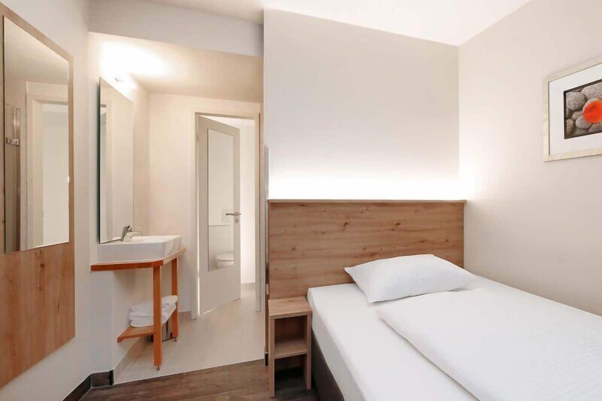 Single Room | Soundproofing, free WiFi, bed sheets