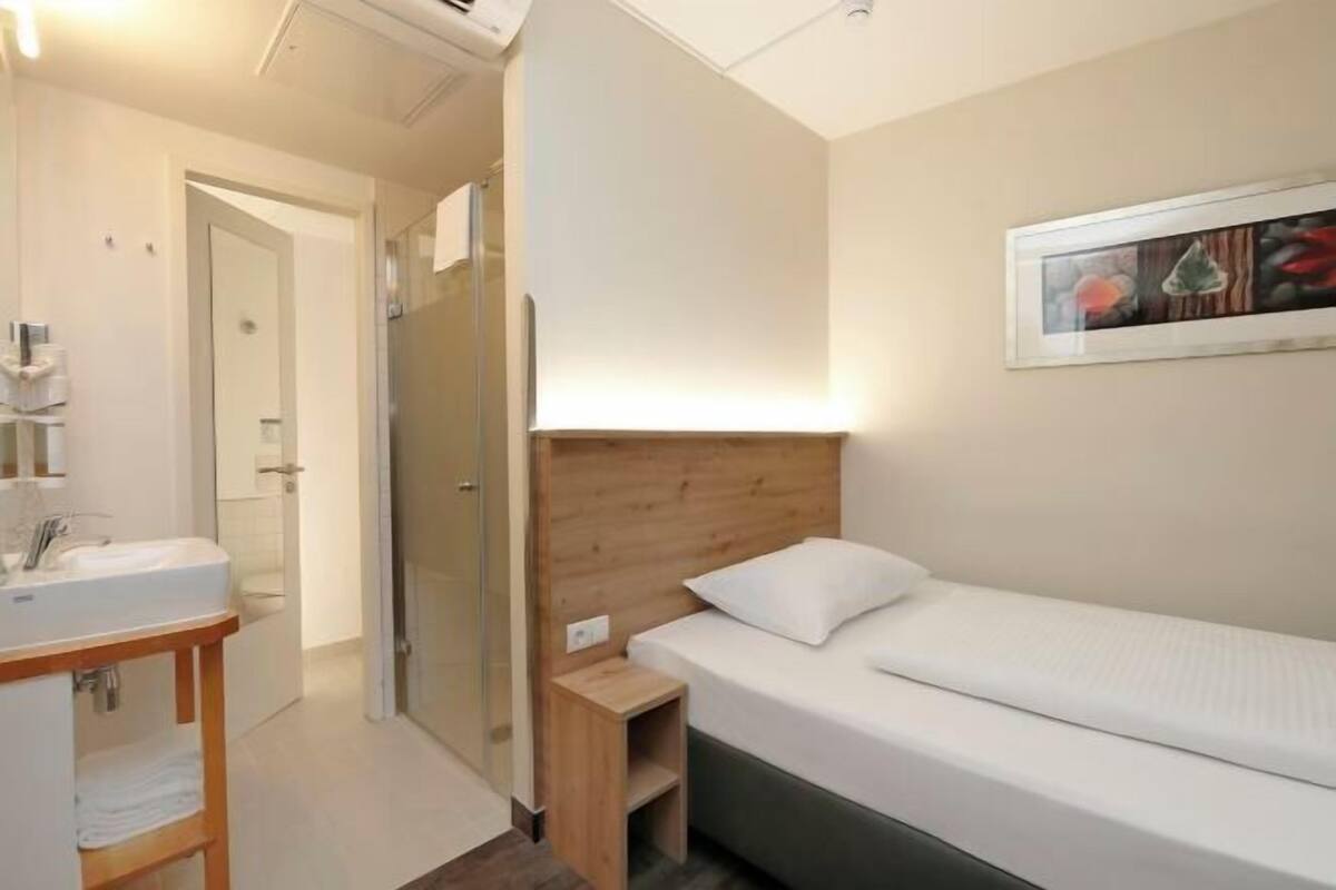 Soundproofing, free WiFi, bed sheets