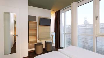 Soundproofing, free WiFi, bed sheets