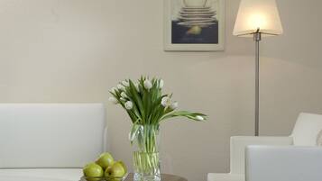 Deluxe-Zimmer, 1 Doppelbett | Wohnbereich | Flachbildfernseher