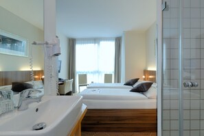 時尚客房, 1 張標準雙人床 (Quiet Location) | 浴室 | 淋浴設備、吹風機、毛巾、肥皂