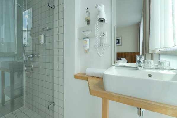 淋浴設備、吹風機、毛巾、肥皂