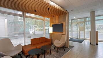 Soundproofing, free WiFi, bed sheets