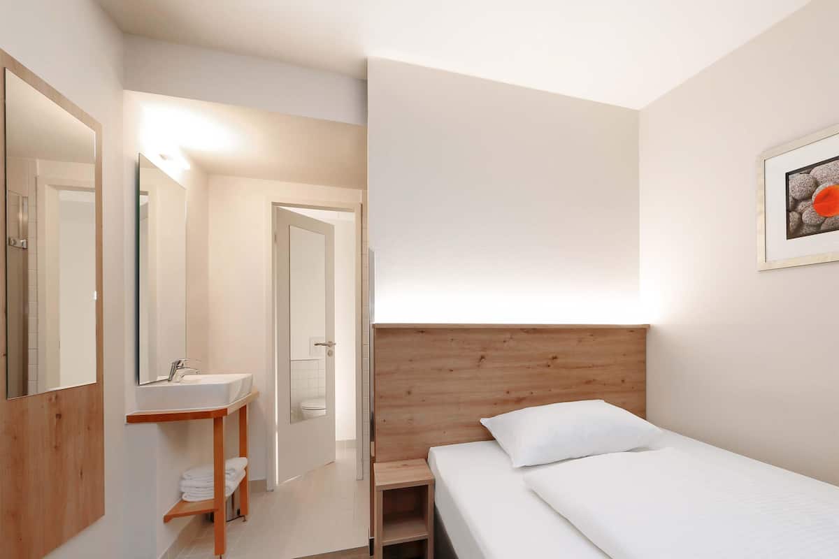 Soundproofing, free WiFi, bed sheets