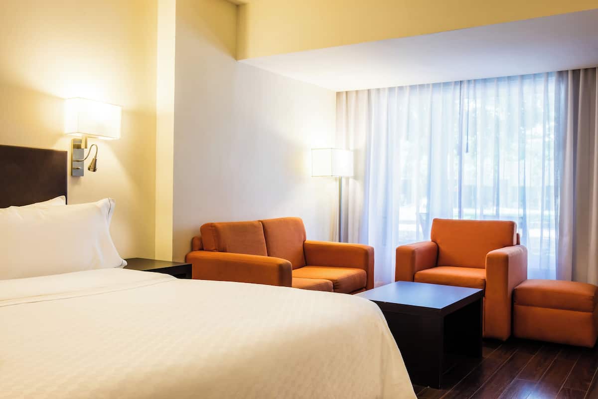 deluxe room, 1 king bed | in-room safe, desk, iron/ironing board, free wifi