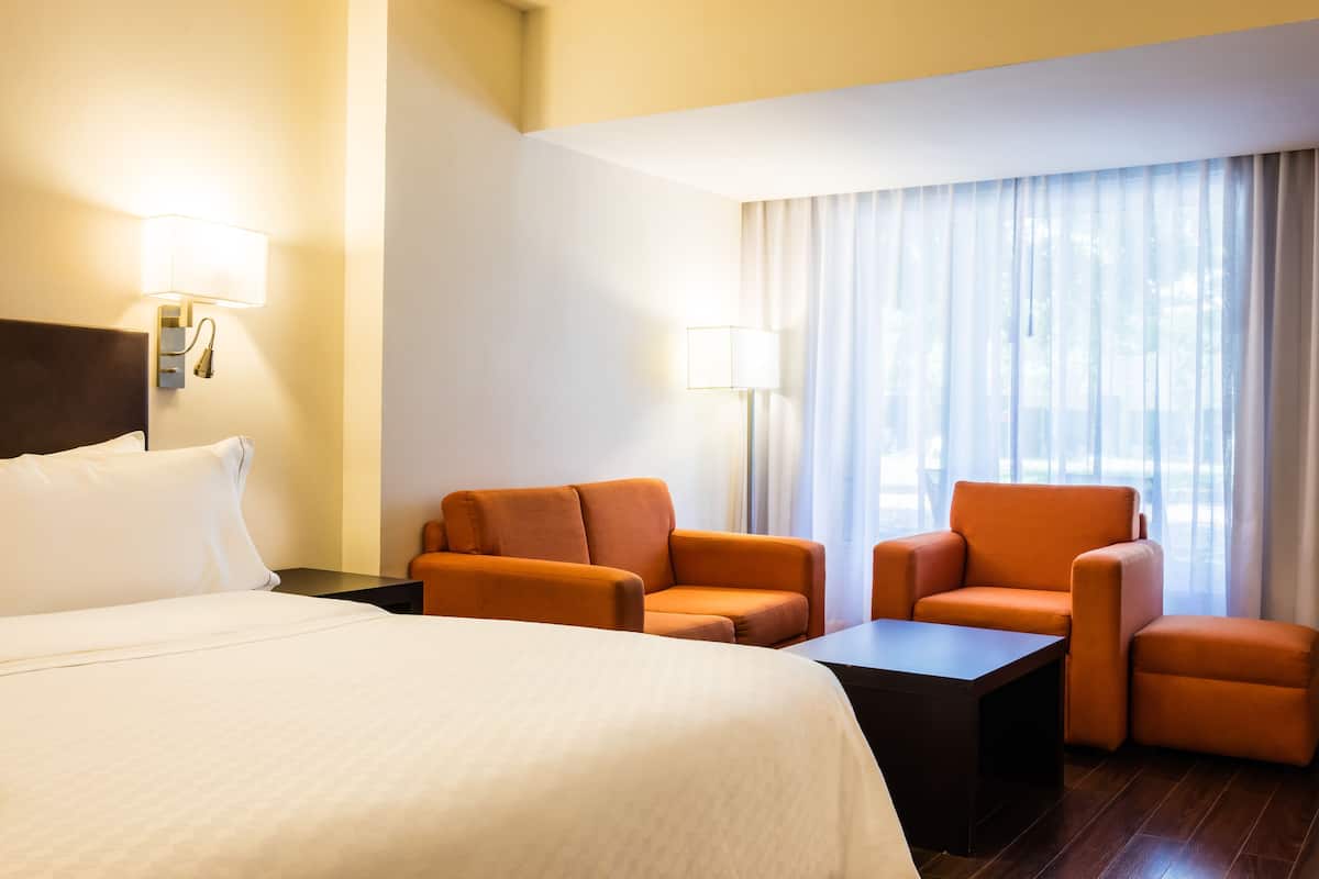 Chambre Deluxe, 1 trĂšs grand lit | Coffres-forts dans les chambres, bureau, fer et planche Ă repasser