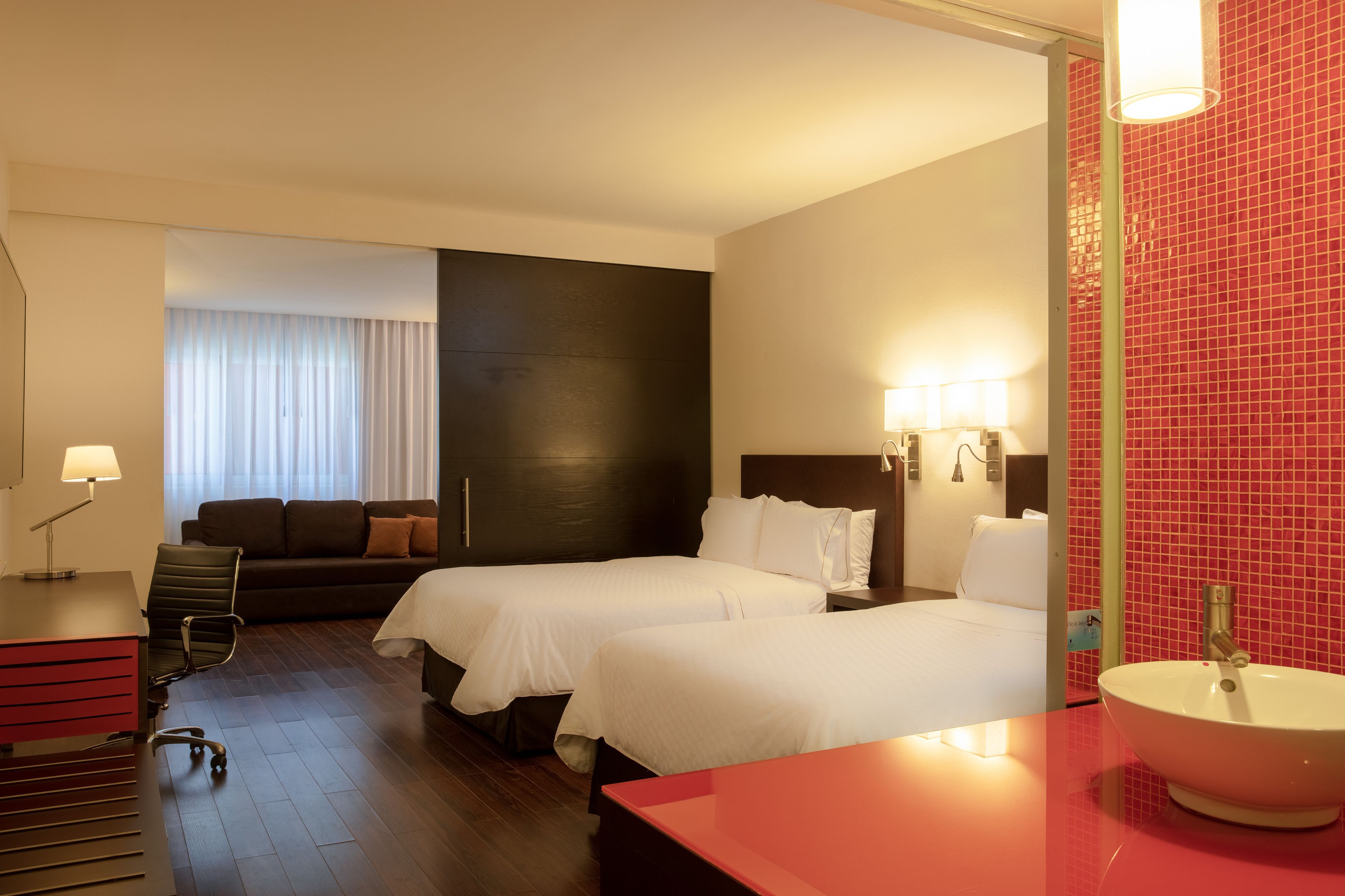 Habitación Deluxe, 2 camas matrimoniales | Caja de seguridad en la habitación y escritorio 