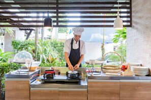 Desayuno buffet diario (THB 450 por persona)