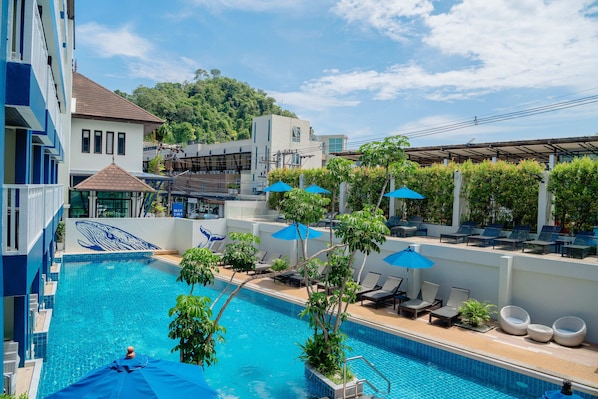 Outdoor pool, free pool cabanas, pool umbrellas