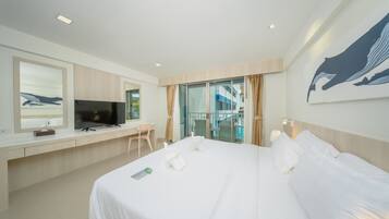 Chambre Deluxe, balcon | Minibar, coffres-forts dans les chambres, bureau, rideaux occultants