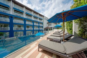Una piscina al aire libre, cabañas de piscina gratuitas, sombrillas