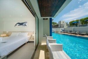 Deluxe-rum - tillgång till pool | Minibar, värdeförvaringsskåp på rummet och skrivbord