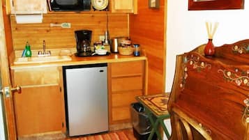 Room, 1 King Bed (Room 116) | Individually decorated, individually furnished, iron/ironing board