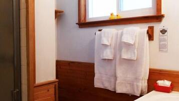 Habitación, 1 cama Queen size (Room 114) | Baño | Regadera, amenidades de baño gratuitas, secadora de cabello, batas