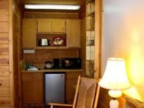 Chambre 114 | Cuisinette privée | Réfrigérateur, four à micro-ondes, grille-pain, vaisselle et ustensiles