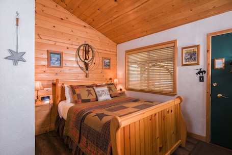 Muebles diferentes, escritorio y espacio para trabajar con laptop . Fireside Lodge