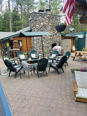 BBQ/picnic Area - Fireside Lodge (South Lake Tahoe)