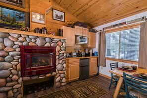 Standard Cabin, 1 Queen Bed, Non Smoking (True West) - Fireside Lodge (South Lake Tahoe)
