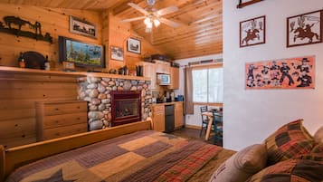 Cabaña estándar, 1 cama Queen size, para no fumadores (True West) | Muebles diferentes, escritorio y espacio para trabajar con laptop