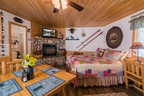 Hytte – standard, 1 soverom, ikke-røyk (Moose Suite) | Individuelt innredet, skrivebord og skrivebord for bærbar PC