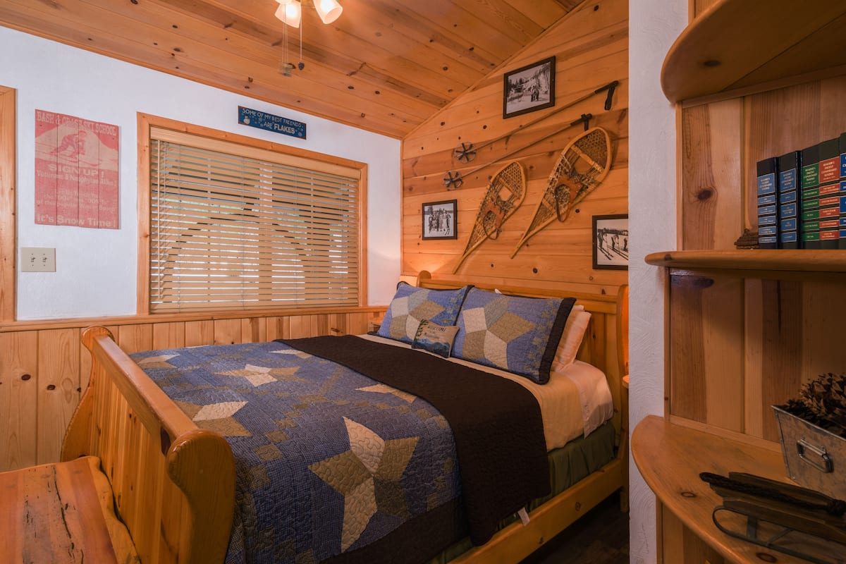 Standard Cabin, 1 Bedroom, Non Smoking (Snowshoe Room) | Desk, laptop workspace, iron/ironing board, WiFi (free)
