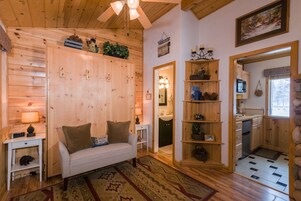 Cabaña estándar, 2 habitaciones, no fumadores (Mountain Retreat) | Mobiliario individual, escritorio, espacio para trabajar con un portátil