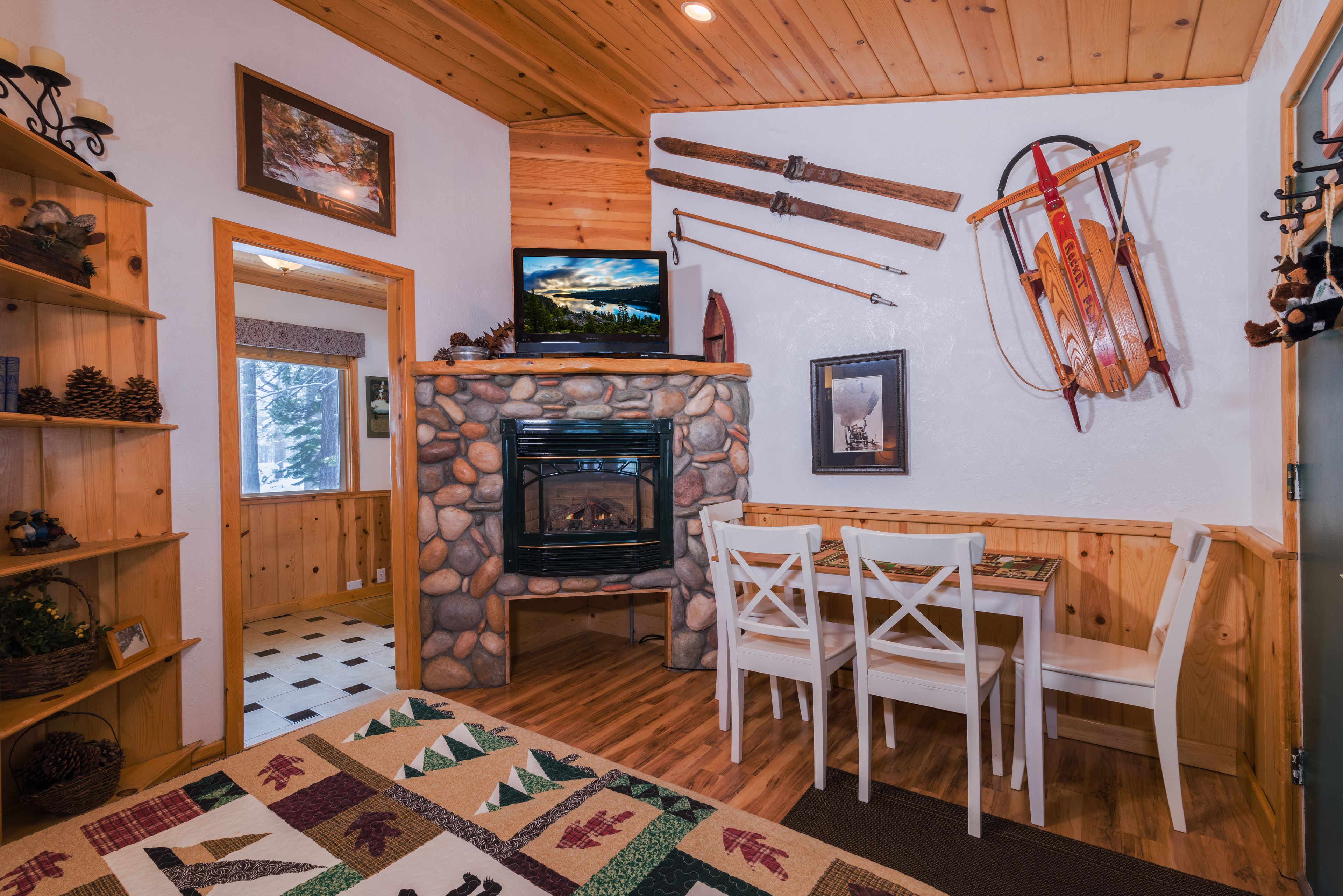 Cabaña estándar, 2 habitaciones, para no fumadores (Mountain Retreat) | Muebles diferentes, escritorio y espacio para trabajar con laptop 
