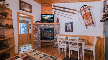 Cabaña estándar, 2 habitaciones, para no fumadores (Mountain Retreat) | Muebles diferentes, escritorio y espacio para trabajar con laptop