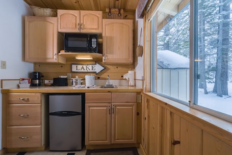 Standard Cabin, 2 Bedrooms, Non Smoking (Mountain Retreat) | Private kitchenette | Fridge, microwave, coffee/tea maker, toaster. Fireside Lodge