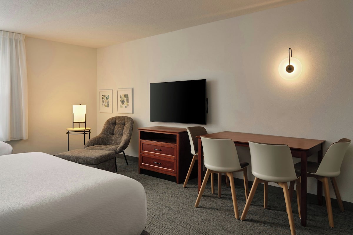 Estudio, 2 camas Queen size | Camas con pillow-top, caja de seguridad en la habitación y escritorio