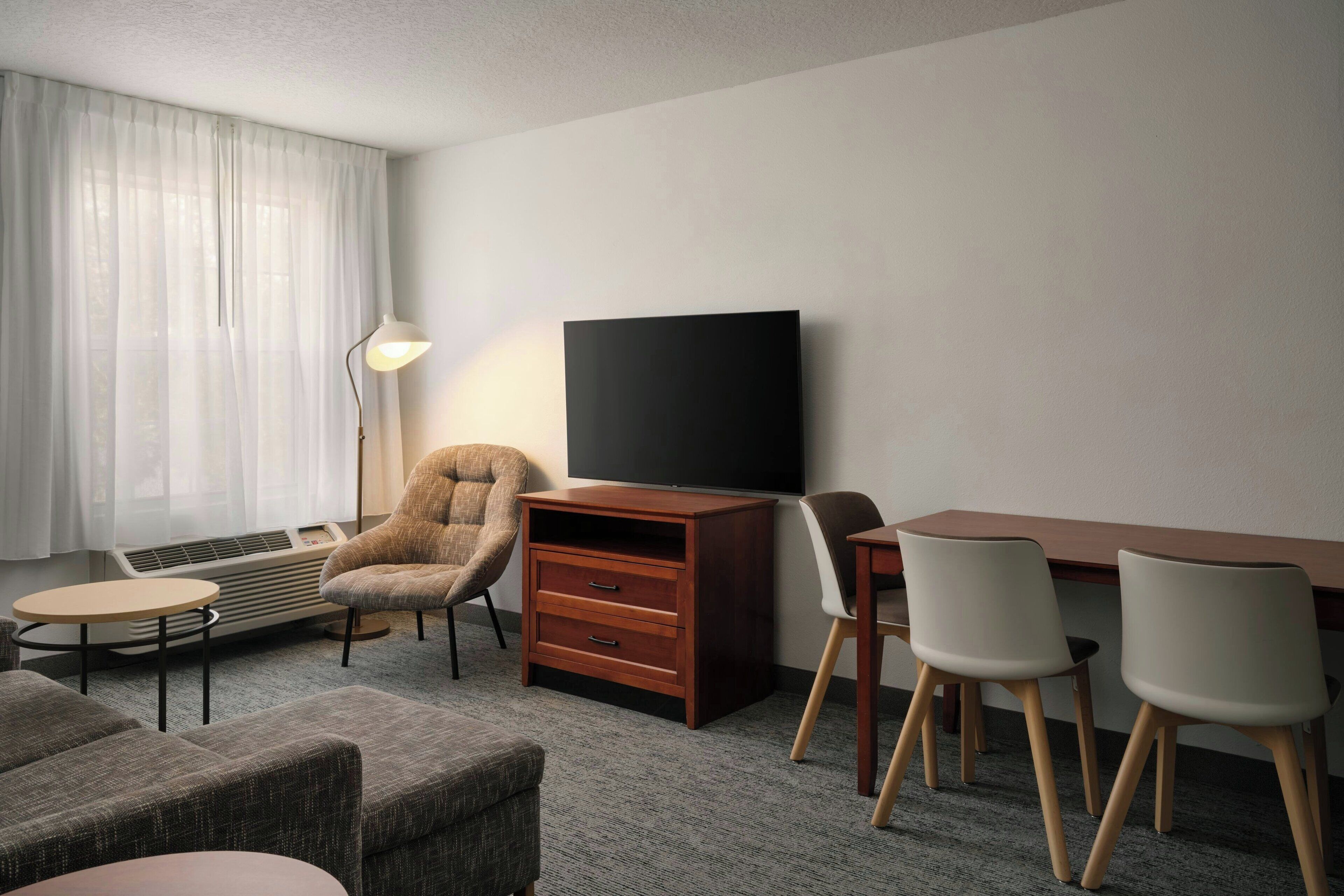 Suite, 2 habitaciones | Área de sala de estar | Televisión de pantalla plana de 32 pulgadas con canales por cable 