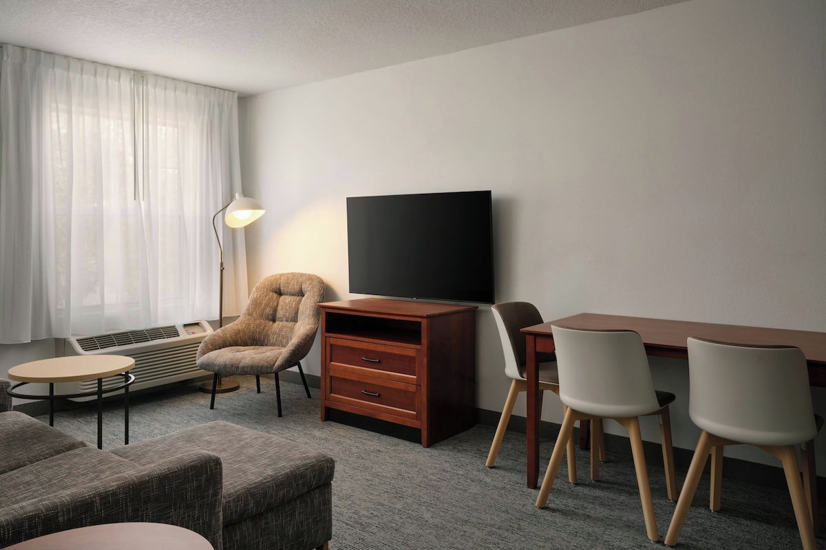 Suite, 2 habitaciones | Área de sala de estar | Televisión de pantalla plana de 32 pulgadas con canales por cable