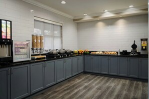 Tägliches inbegriffenes kontinentales Frühstück