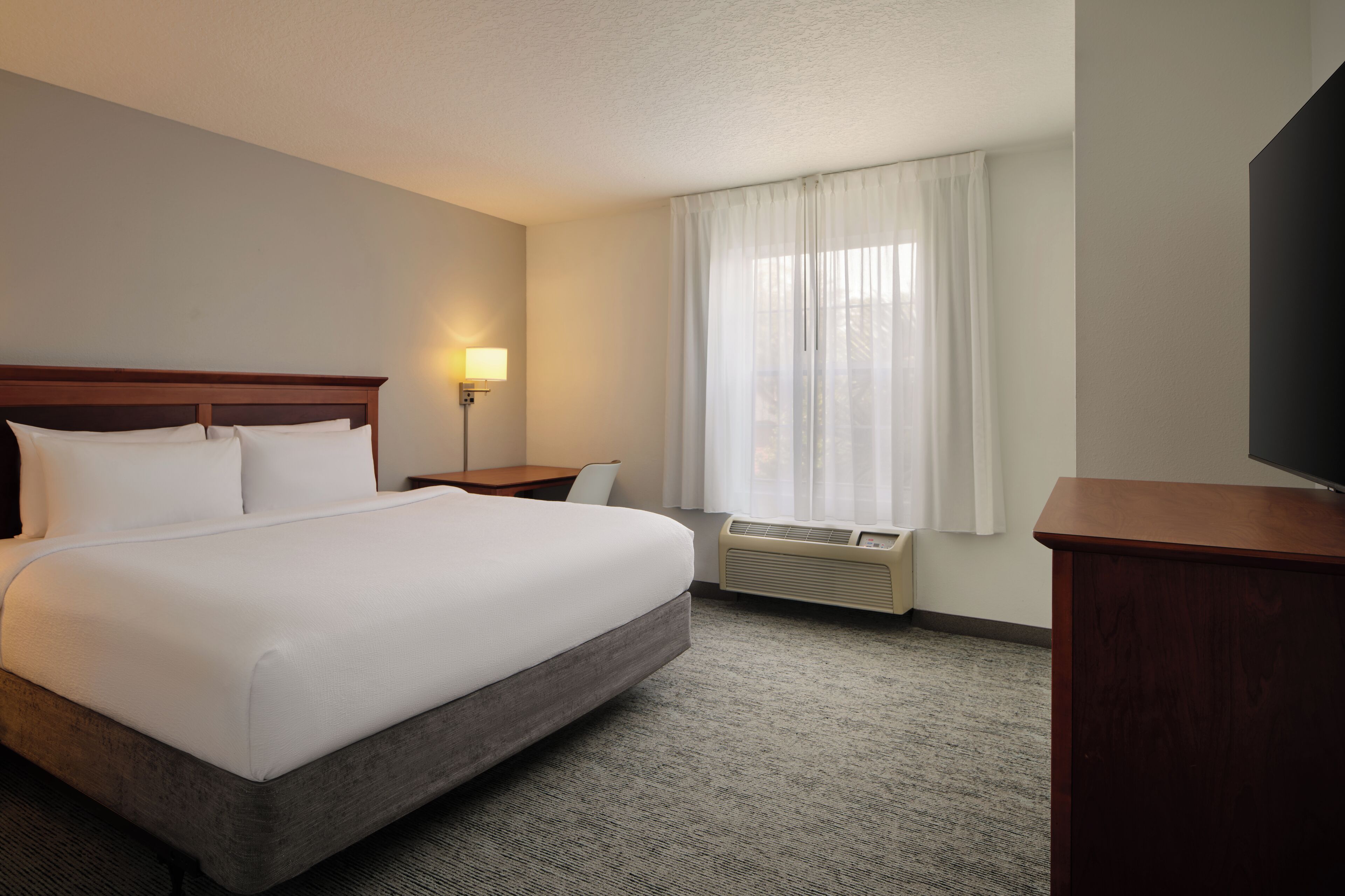 Pillowtop-Betten, Zimmersafe, Schreibtisch, Verdunkelungsvorhänge