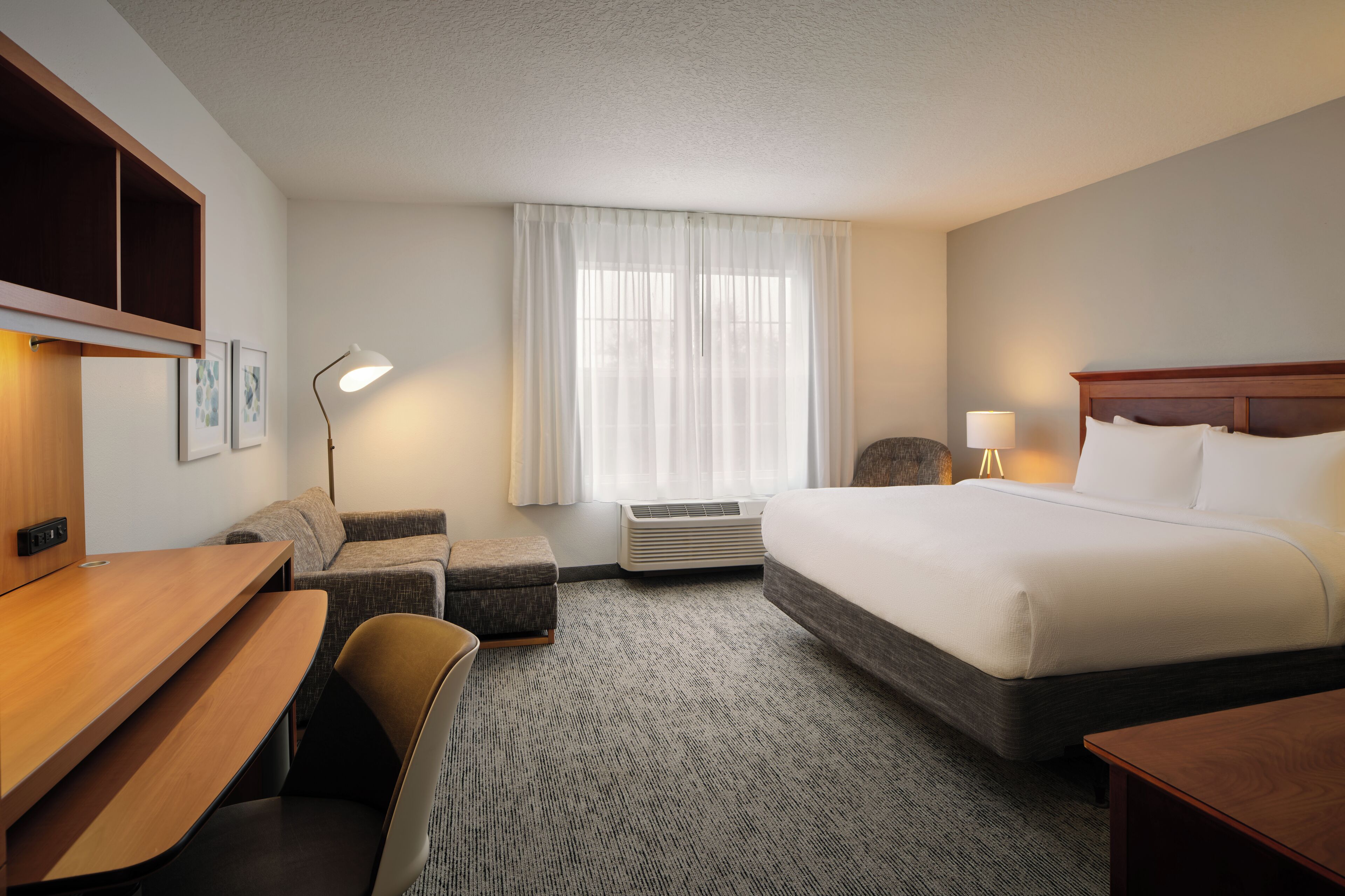 Pillowtop-Betten, Zimmersafe, Schreibtisch, Verdunkelungsvorhänge