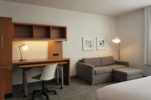 Estudio, 1 cama King size y sofá cama | Camas con pillow-top, caja de seguridad en la habitación y escritorio 