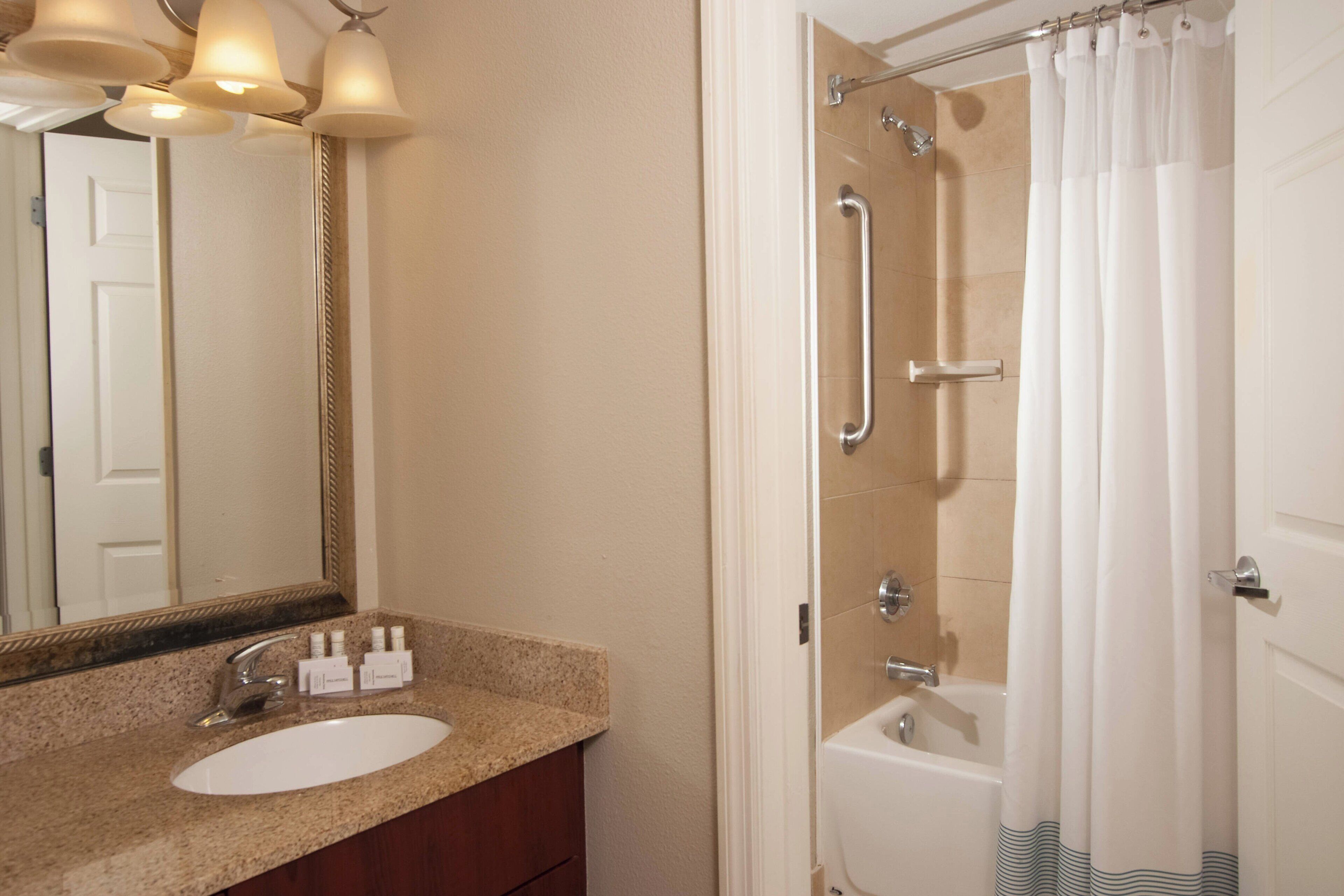 combined shower/bathtub, hair dryer, towels