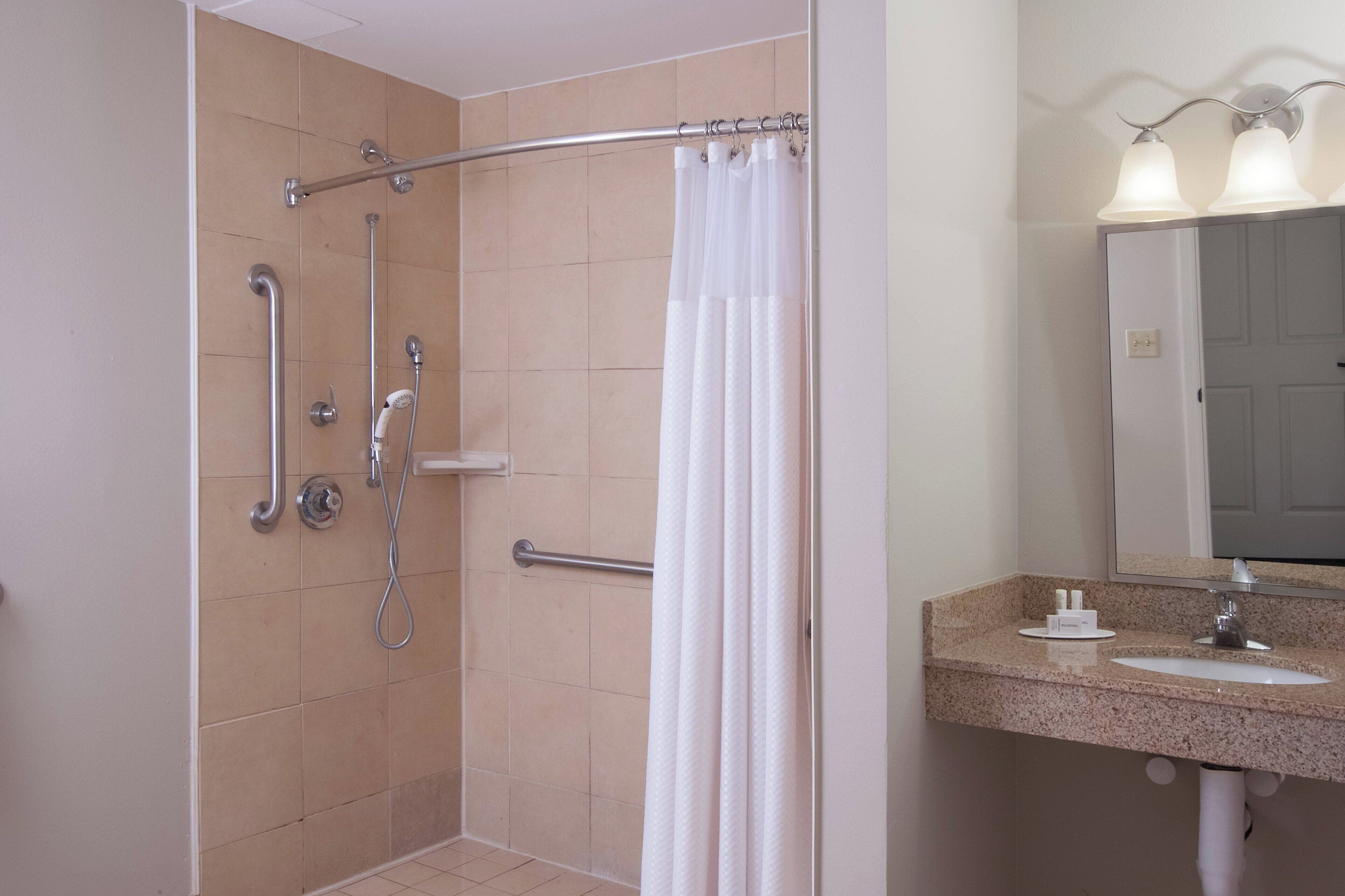 combined shower/bathtub, hair dryer, towels
