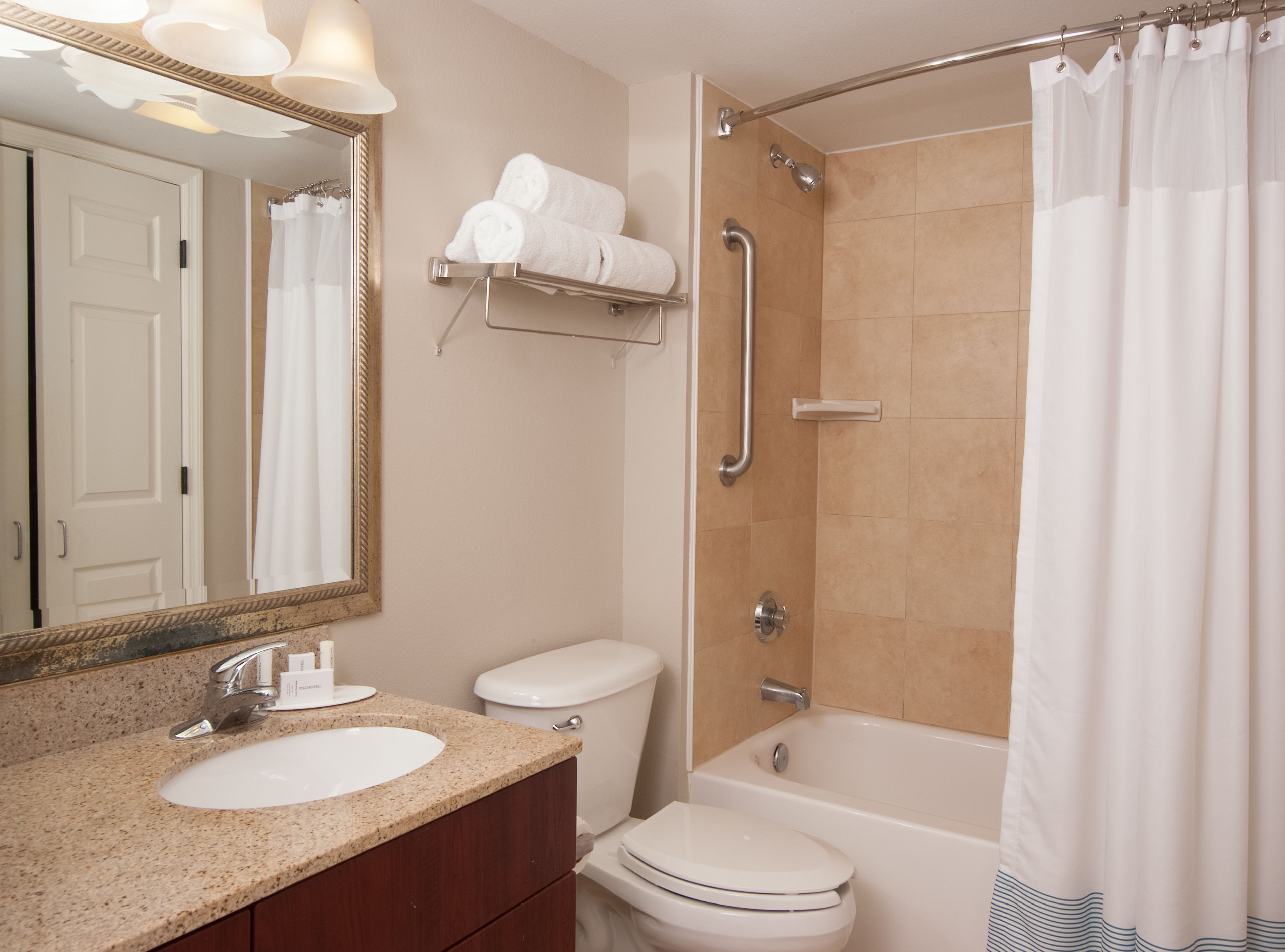 combined shower/bathtub, hair dryer, towels