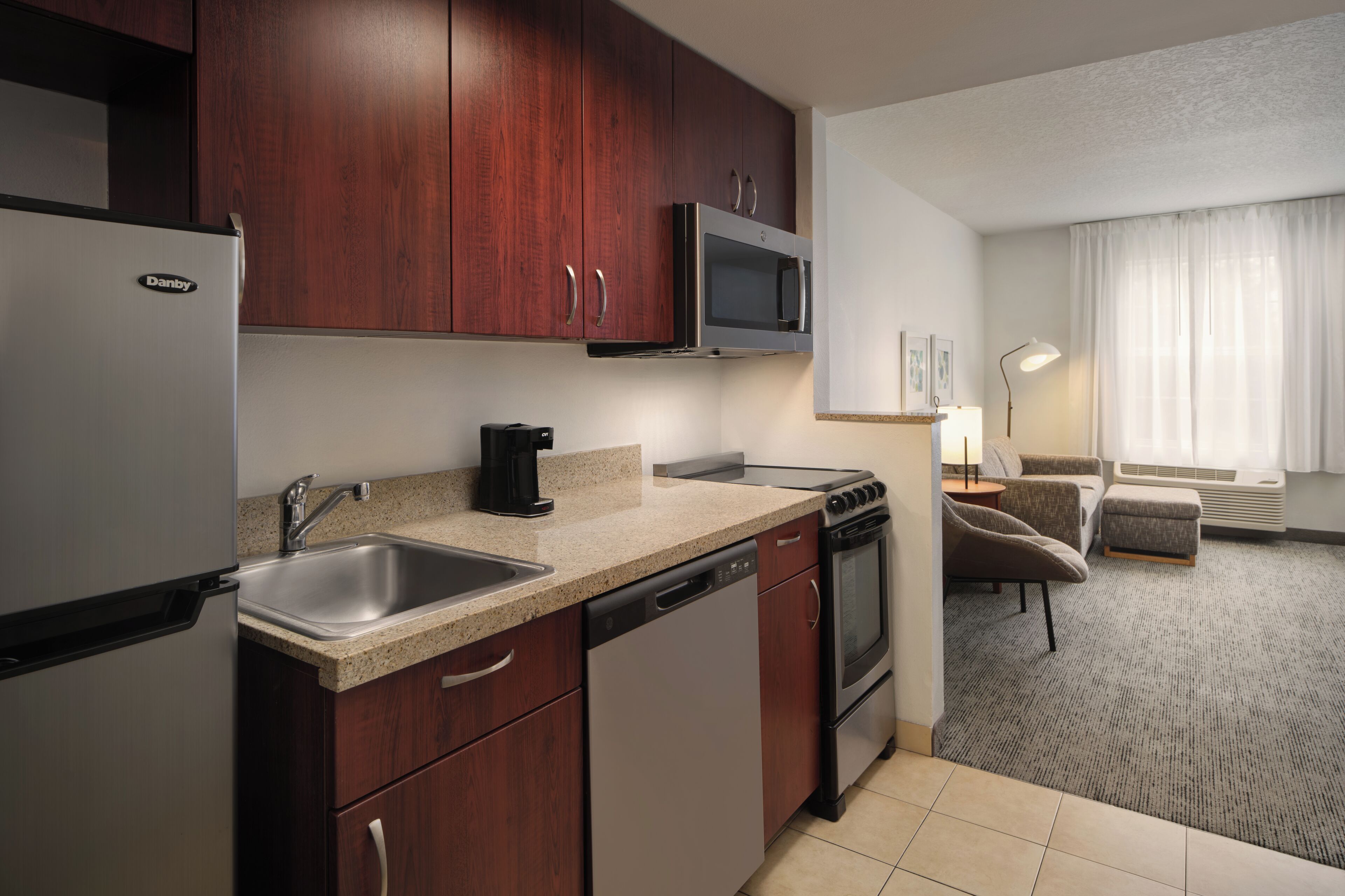 Geladeira, micro-ondas, lava-louças, cafeteira/chaleira