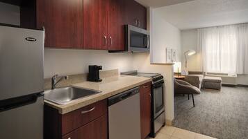 Peti sejuk, ketuhar gelombang mikro, mesin basuh pinggan mangkuk