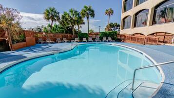 Una piscina techada, 3 piscinas al aire libre