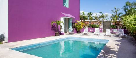 室外游泳池,開放時間為 08:00 至 20:00,提供泳池遮陽傘和日光浴躺椅