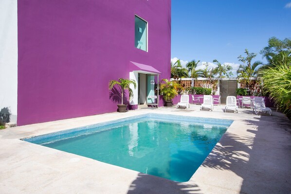 Piscina externa, funciona das 8h às 20h, guarda-sóis, espreguiçadeiras