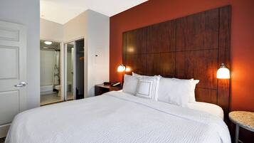 Escritorio, espacio para trabajar con un portátil, cortinas opacas