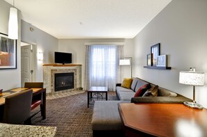 مكتب ومساحة عمل للكمبيوتر المحمول وستائر تعتيم ومكواة/لوح كي