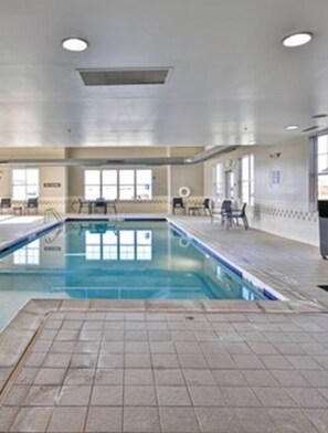 من حمّامات السباحة المغطاة