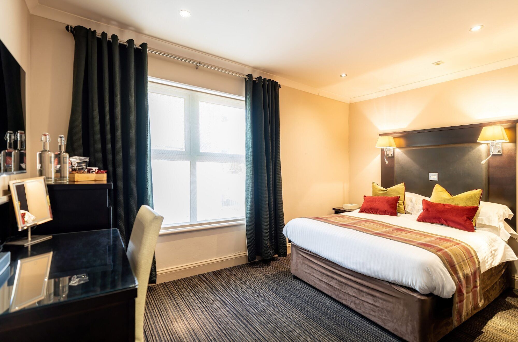 Premium bedding, in-room safe, desk, laptop workspace