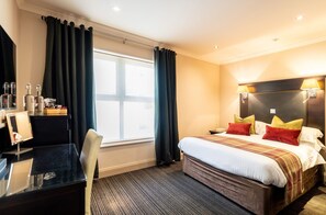 Premium bedding, in-room safe, desk, laptop workspace - The Inn Boutique (St. Helier)