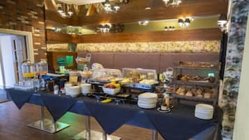 Daily full breakfast (GBP 11 per person)